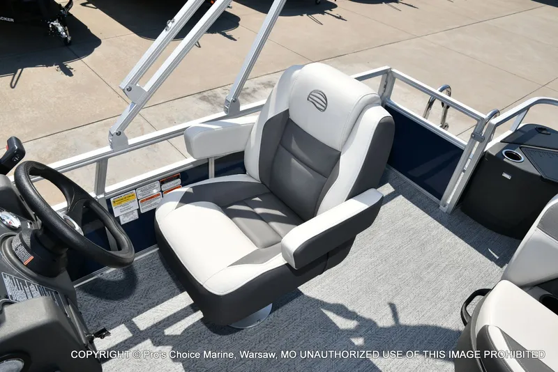 Slide: The Image of Sun Tracker Bass Buggy 18 DLX 2026 - 10