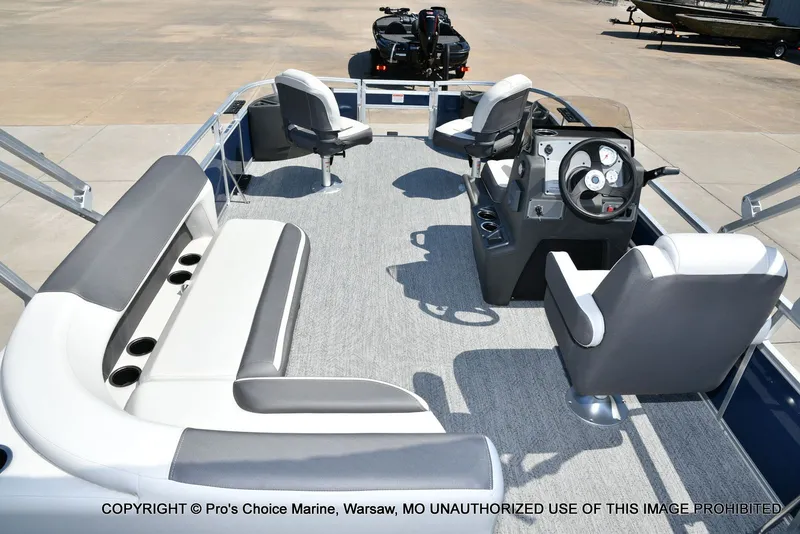 Slide: The Image of Sun Tracker Bass Buggy 18 DLX 2026 - 12