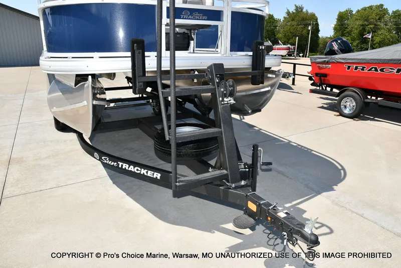 Slide: The Image of Sun Tracker Bass Buggy 18 DLX 2026 - 24