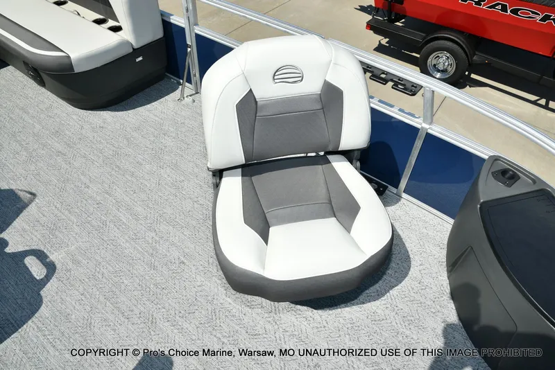 Slide: The Image of Sun Tracker Bass Buggy 18 DLX 2026 - 27