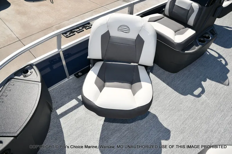 Slide: The Image of Sun Tracker Bass Buggy 18 DLX 2026 - 32