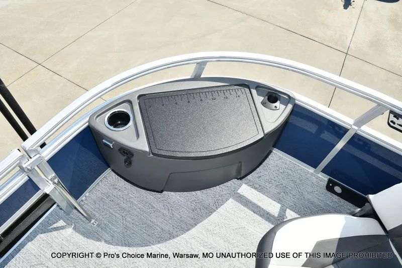 Slide: The Image of Sun Tracker Bass Buggy 18 DLX 2026 - 33