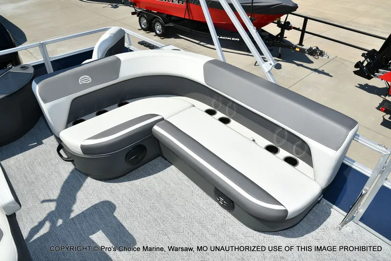 Slide: The Image of Sun Tracker Bass Buggy 18 DLX 2026 - 45