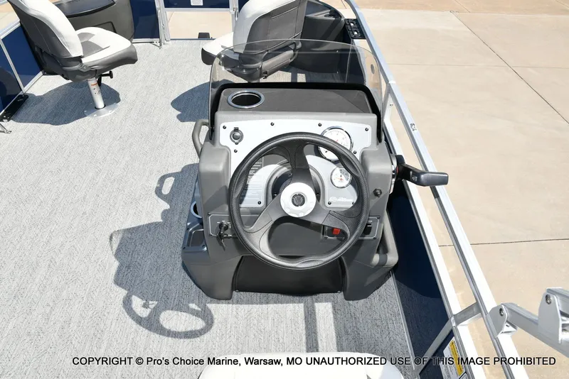 Slide: The Image of Sun Tracker Bass Buggy 18 DLX 2026 - 48