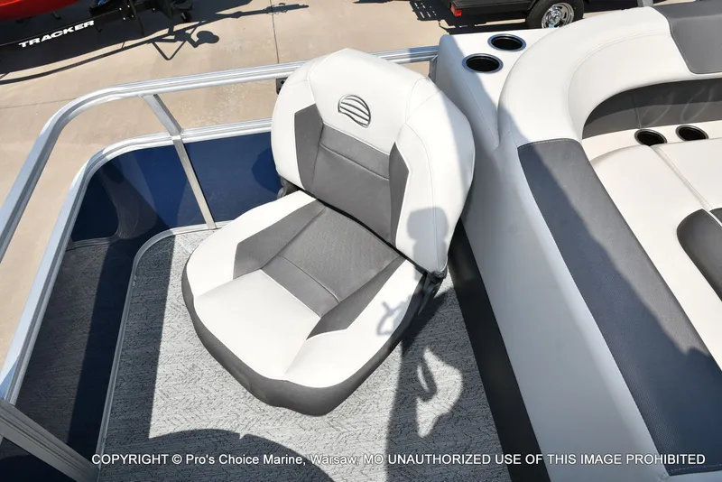 Slide: The Image of Sun Tracker Bass Buggy 18 DLX 2026 - 52