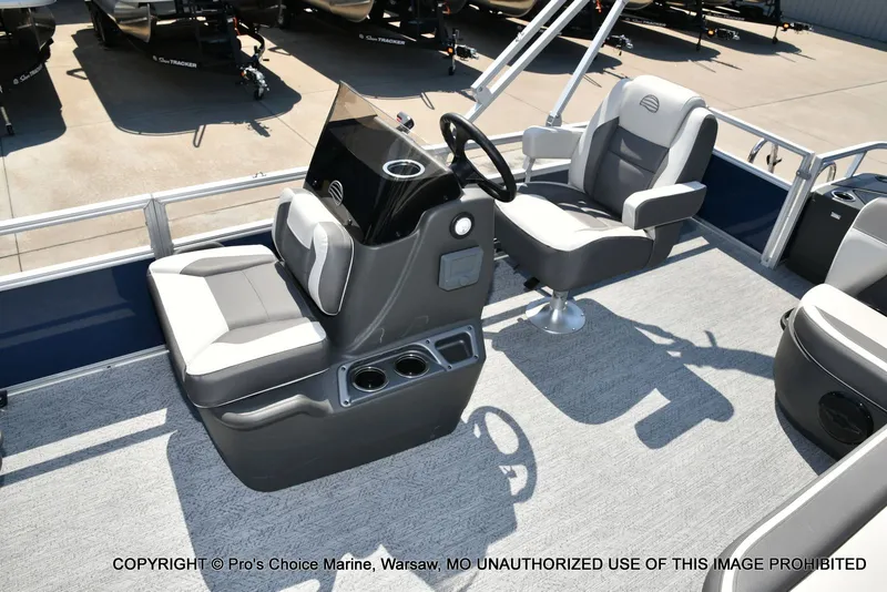 Slide: The Image of Sun Tracker Bass Buggy 18 DLX 2026 - 6