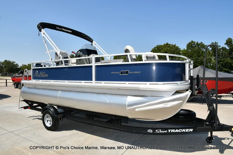 Slide: The Image of Sun Tracker Bass Buggy 18 DLX 2026 - 65
