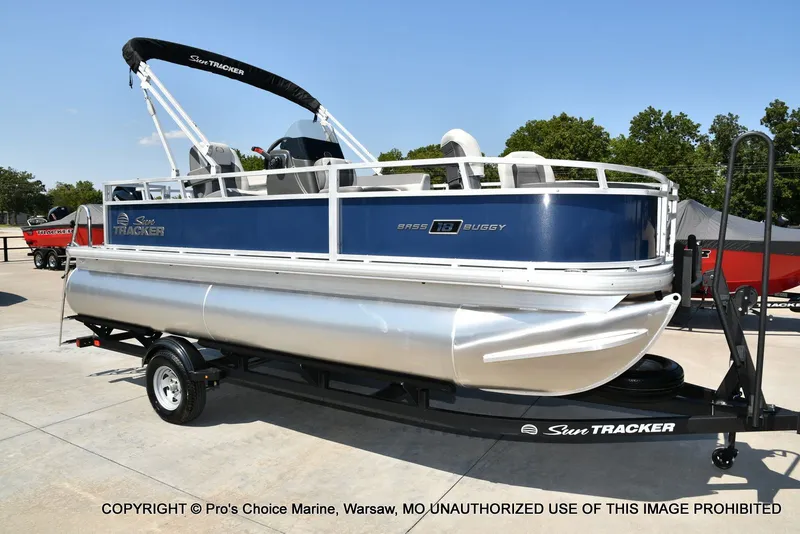 Slide: The Image of Sun Tracker Bass Buggy 18 DLX 2026 - 66