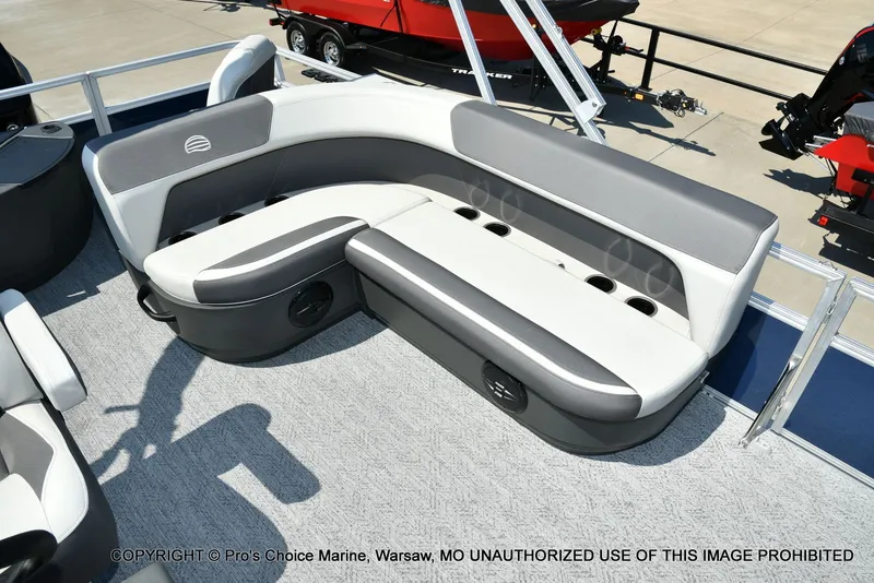 Slide: The Image of Sun Tracker Bass Buggy 18 DLX 2026 - 8