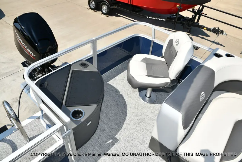 Slide: The Image of Sun Tracker Bass Buggy 18 DLX 2026 - 9