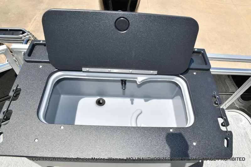 Slide: The Image of Sun Tracker Fishin' Barge 20 DLX 2026 - 51