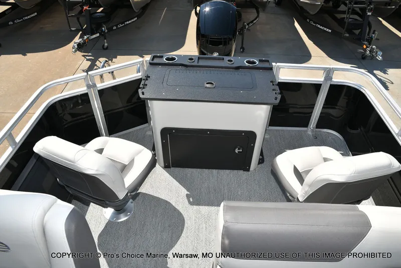 Slide: The Image of Sun Tracker FISHIN' BARGE 22 DLX w/150HP Mercury 4 Stroke 2026 - 49