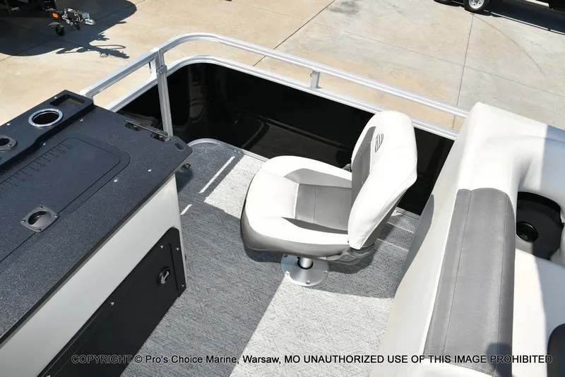 Slide: The Image of Sun Tracker FISHIN' BARGE 22 DLX w/150HP Mercury 4 Stroke 2026 - 54