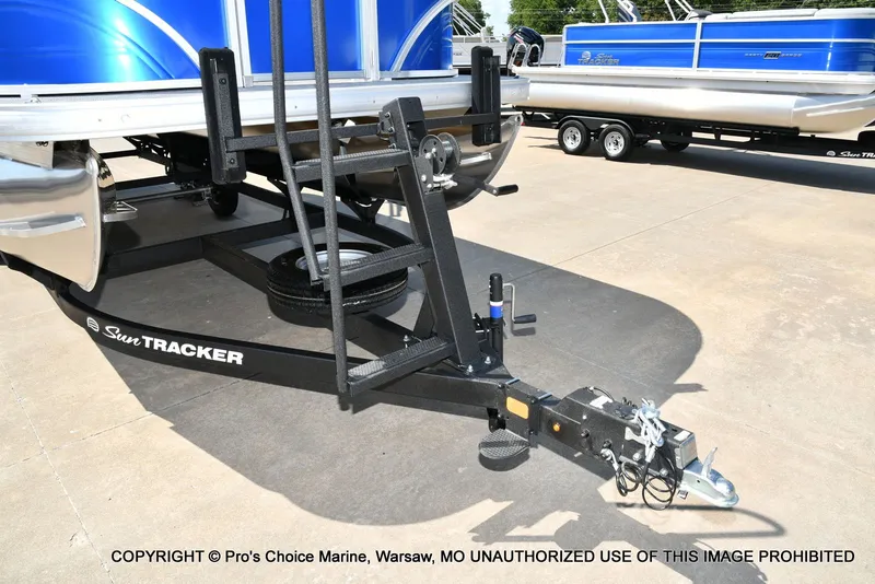 Slide: The Image of Sun Tracker Party Barge 22 DLX 2026 - 20