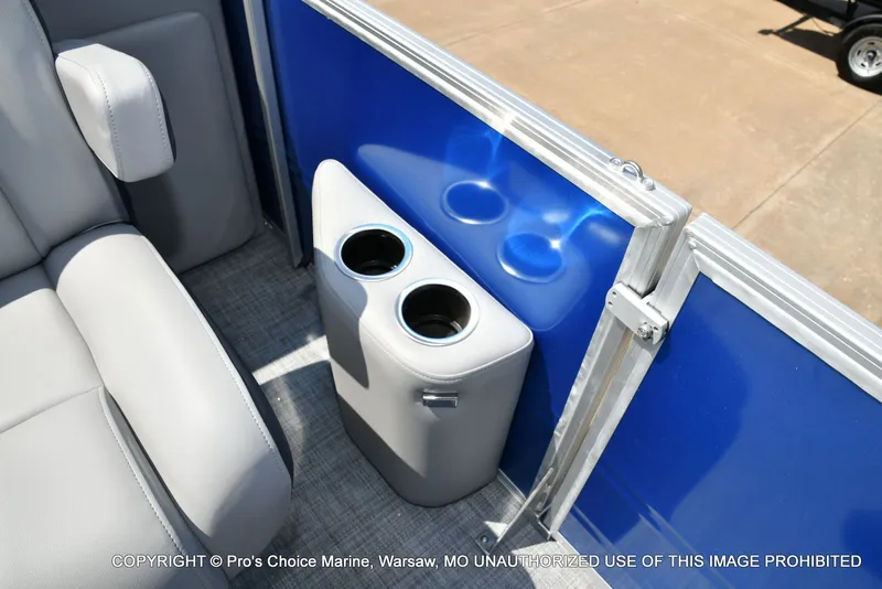 Slide: The Image of Sun Tracker Party Barge 22 DLX 2026 - 24