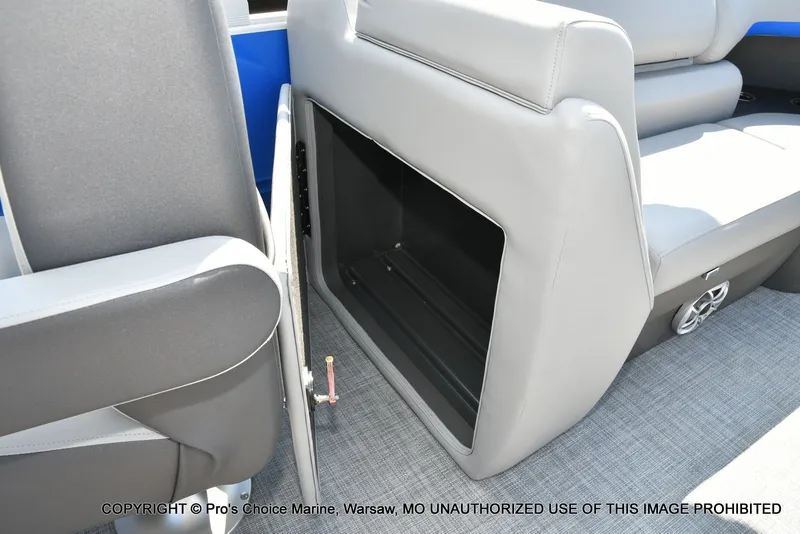 Slide: The Image of Sun Tracker Party Barge 22 DLX 2026 - 31