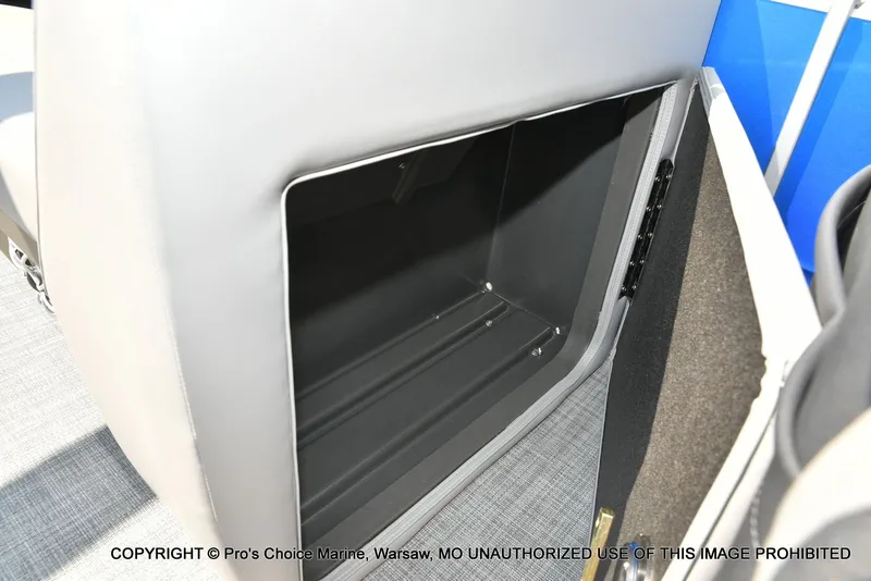 Slide: The Image of Sun Tracker Party Barge 22 DLX 2026 - 32