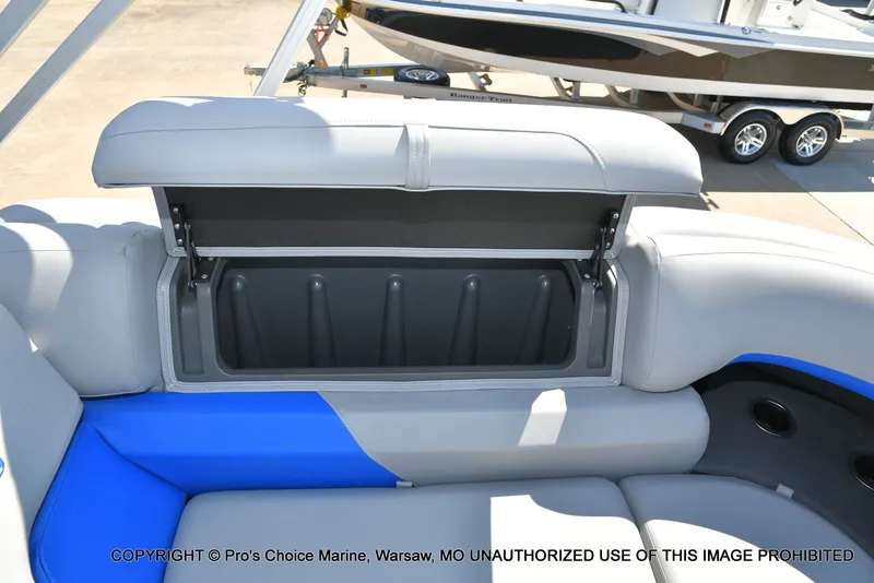 Slide: The Image of Sun Tracker Party Barge 22 DLX 2026 - 35