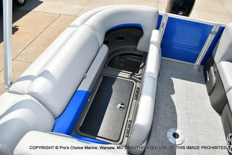 Slide: The Image of Sun Tracker Party Barge 22 DLX 2026 - 37