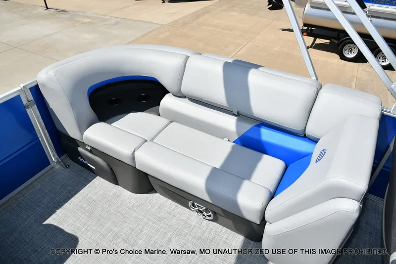 Slide: The Image of Sun Tracker Party Barge 22 DLX 2026 - 44