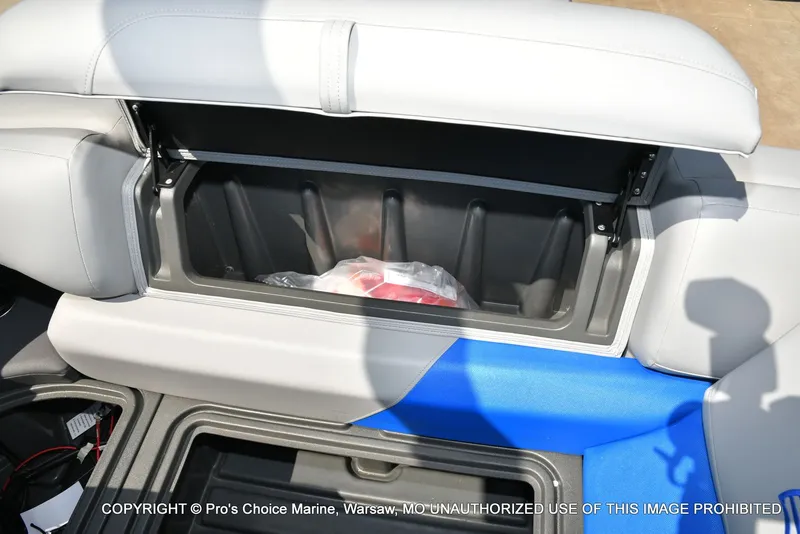 Slide: The Image of Sun Tracker Party Barge 22 DLX 2026 - 46