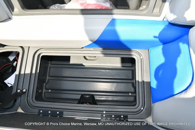 Slide: The Image of Sun Tracker Party Barge 22 DLX 2026 - 47