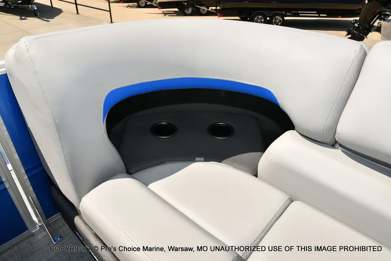 Slide: The Image of Sun Tracker Party Barge 22 DLX 2026 - 49