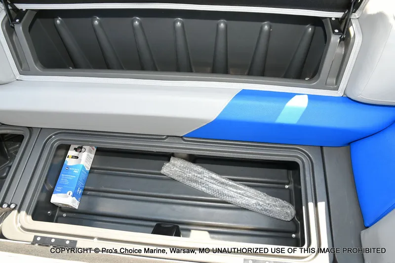 Slide: The Image of Sun Tracker Party Barge 22 DLX 2026 - 63