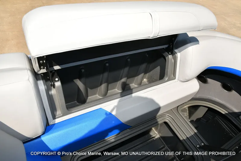 Slide: The Image of Sun Tracker Party Barge 22 DLX 2026 - 67