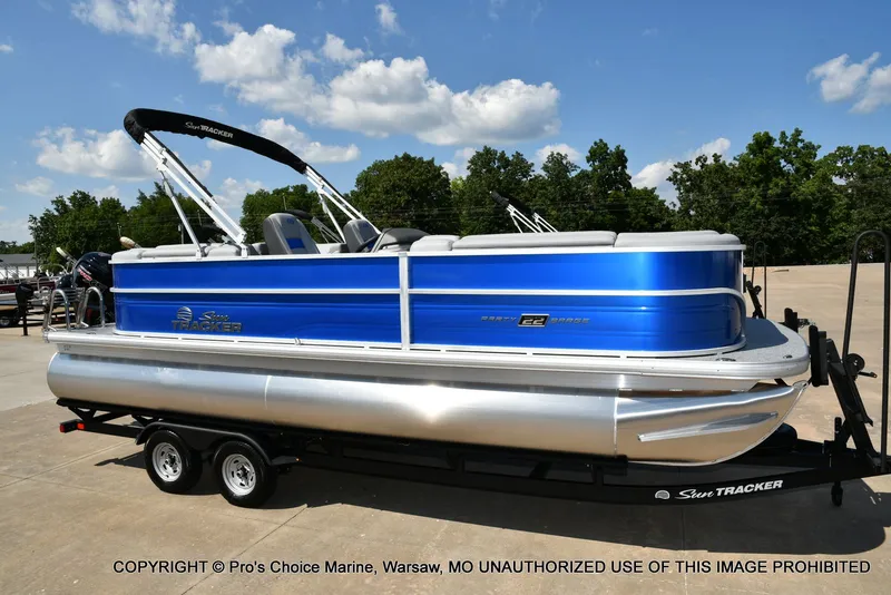 Slide: The Image of Sun Tracker Party Barge 22 DLX 2026 - 81