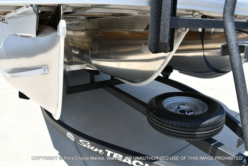 Slide: The Image of Sun Tracker PARTY BARGE 22 XP3 w/200HP 4 Stroke 2026 - 5