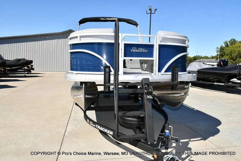 Slide: The Image of Sun Tracker Sportfish 22 DLX w/150 2026 - 19