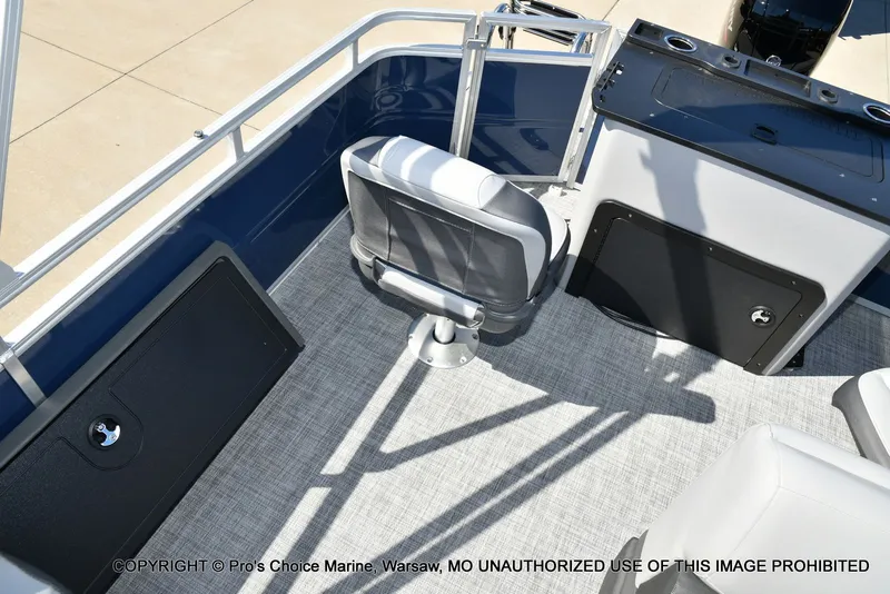 Slide: The Image of Sun Tracker Sportfish 22 DLX w/150 2026 - 28