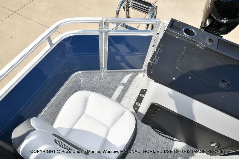 Slide: The Image of Sun Tracker Sportfish 22 DLX w/150 2026 - 29