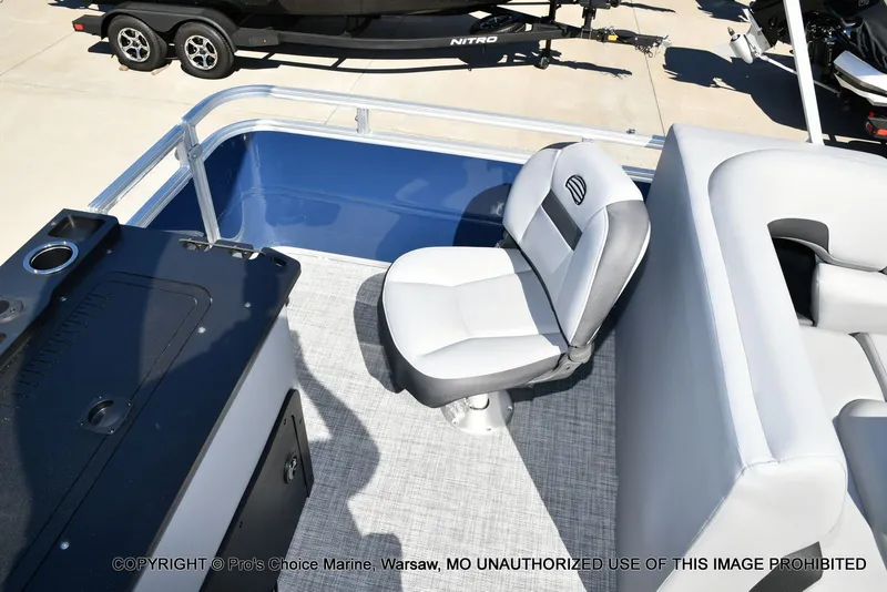 Slide: The Image of Sun Tracker Sportfish 22 DLX w/150 2026 - 32