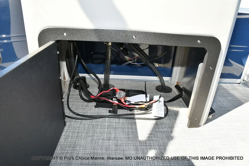 Slide: The Image of Sun Tracker Sportfish 22 DLX w/150 2026 - 36