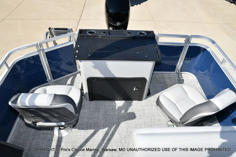 Slide: The Image of Sun Tracker Sportfish 22 DLX w/150 2026 - 37