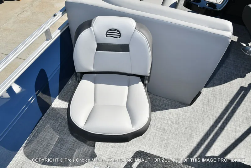 Slide: The Image of Sun Tracker Sportfish 22 DLX w/150 2026 - 42