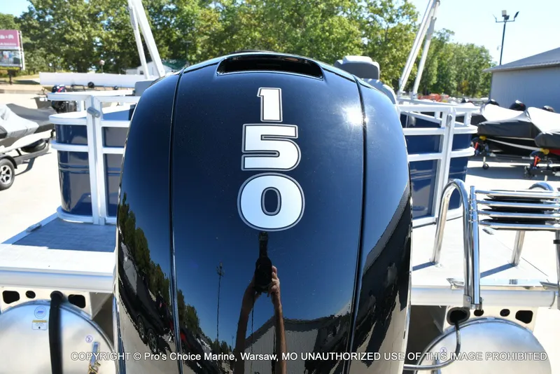 Slide: The Image of Sun Tracker Sportfish 22 DLX w/150 2026 - 5