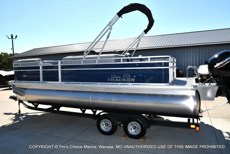 Slide: The Image of Sun Tracker Sportfish 22 DLX w/150 2026 - 77