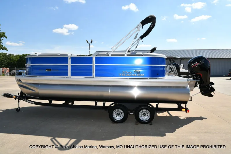 Slide: The Image of Sun Tracker Party Barge 20 DLX 2026 - 17