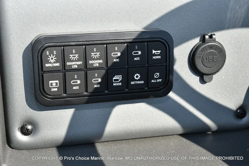 Slide: The Image of Sun Tracker Party Barge 20 DLX 2026 - 32