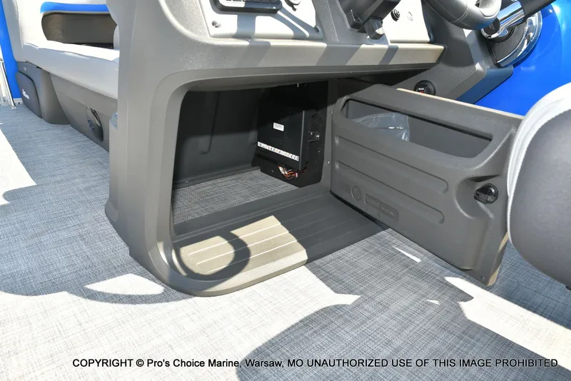 Slide: The Image of Sun Tracker Party Barge 20 DLX 2026 - 33