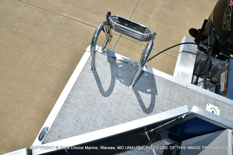 Slide: The Image of Sun Tracker Party Barge 20 DLX 2026 - 36