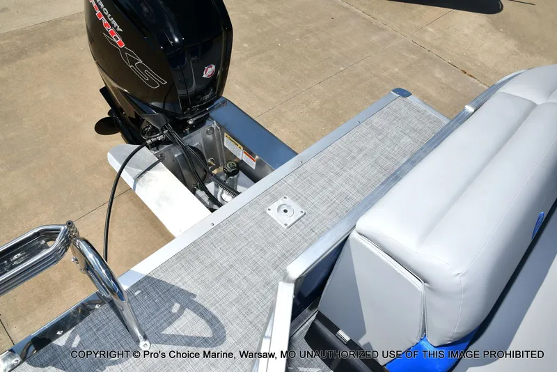 Slide: The Image of Sun Tracker Party Barge 20 DLX 2026 - 37