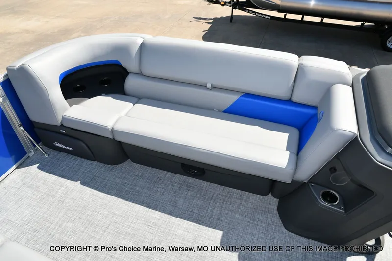 Slide: The Image of Sun Tracker Party Barge 20 DLX 2026 - 52