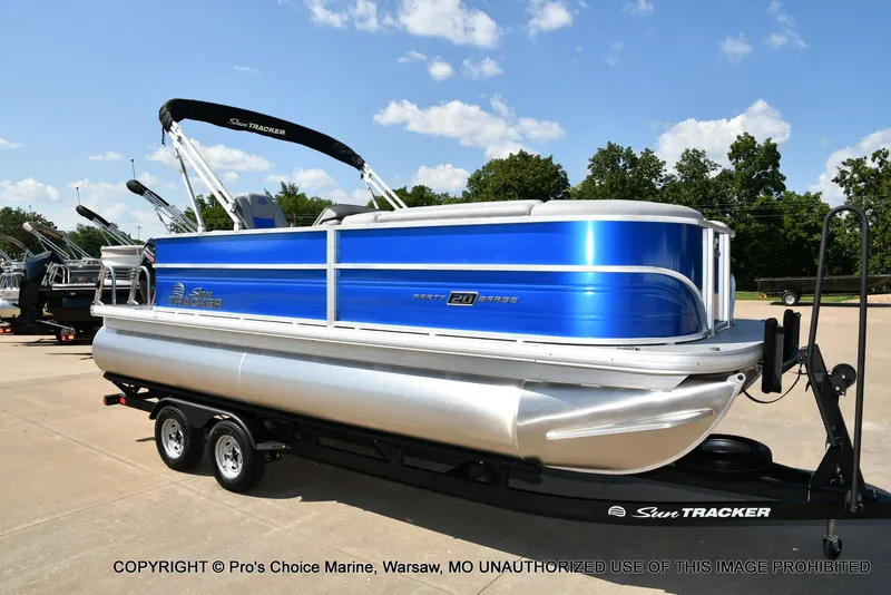 Slide: The Image of Sun Tracker Party Barge 20 DLX 2026 - 67