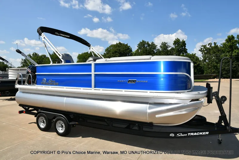 Slide: The Image of Sun Tracker Party Barge 20 DLX 2026 - 68