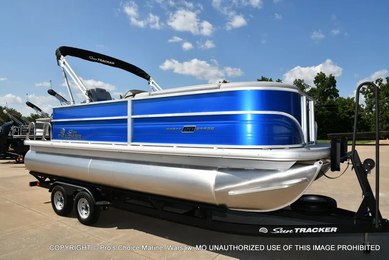 Slide: The Image of Sun Tracker Party Barge 20 DLX 2026 - 70