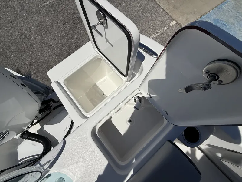 Slide: The Image of Sea Pro 242 DLX 2026 - 15